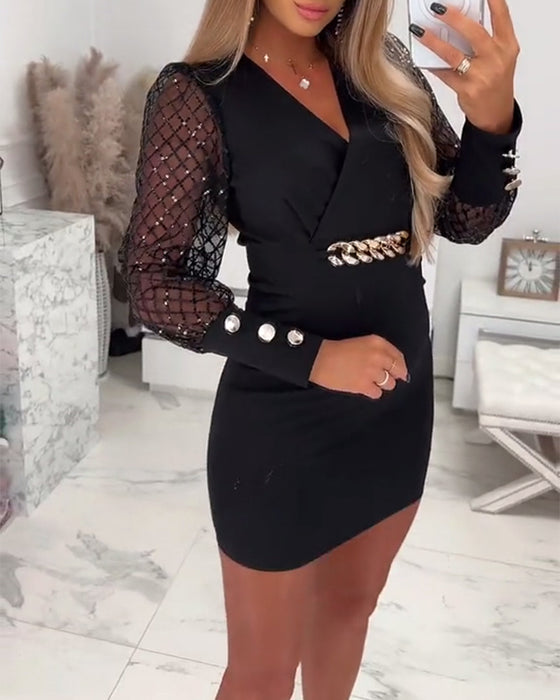 Kleid mit V-Ausschnitt Kettenknöpfen und Netzpatchwork