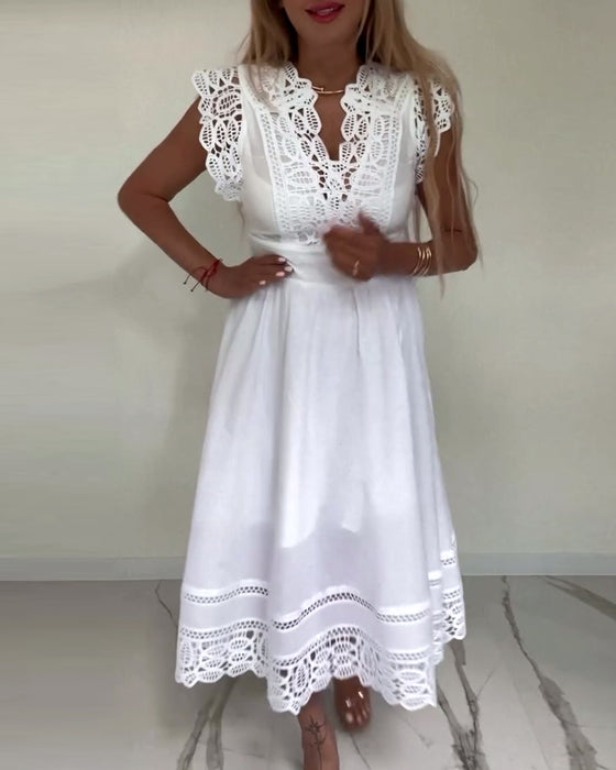 Elegantes ärmelloses kleid aus einfarbiger spitze mit V-ausschnitt
