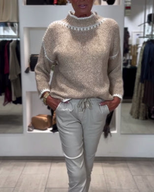 vielseitiger Pullover mit hohem Kragen und Kontrastfarben