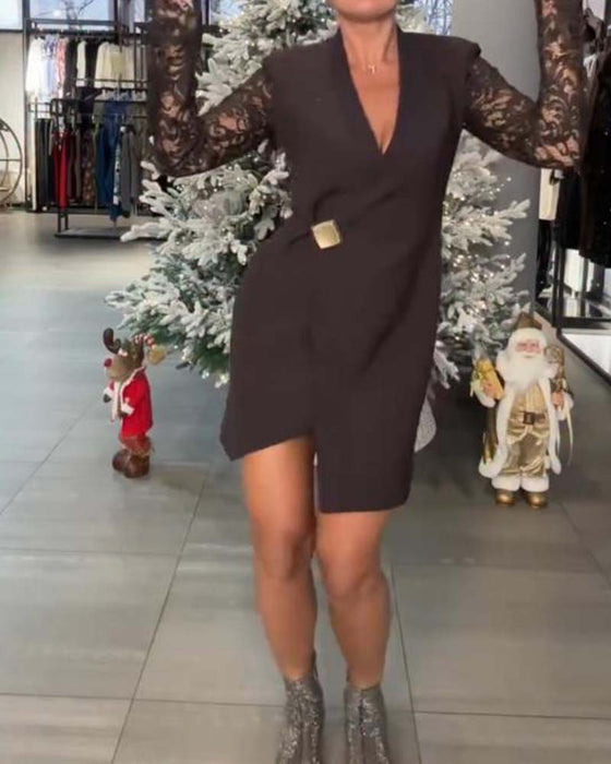 Kleid Mit Spitzen-Panelen, Tiefer V-Ausschnitt, Passender Silhouette Und Romantischer Stimmung