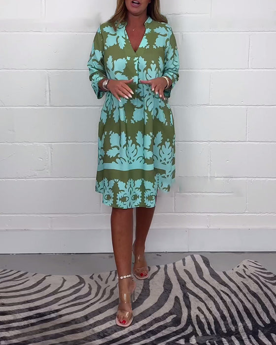 Lässiges Kleid mit V-Ausschnitt und Kontrastdruck