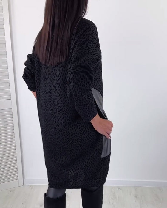 Elegantes kleid mit rundhalsausschnitt und einsätzen