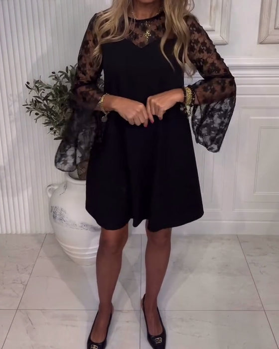 Uni-Kleid mit Glockenärmeln und Patchwork-Details