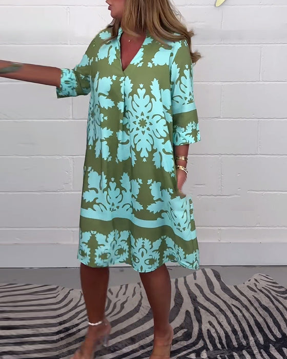 Lässiges Kleid mit V-Ausschnitt und Kontrastdruck