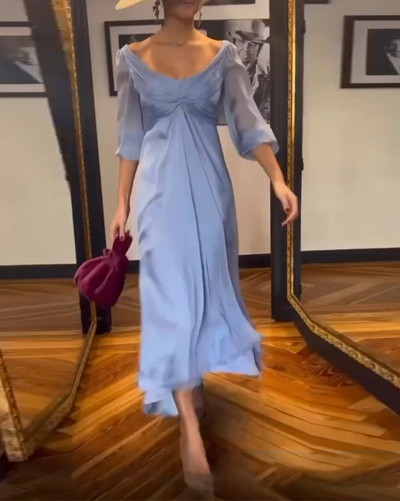 Einfarbiges, tief ausgeschnittenes taillenkleid