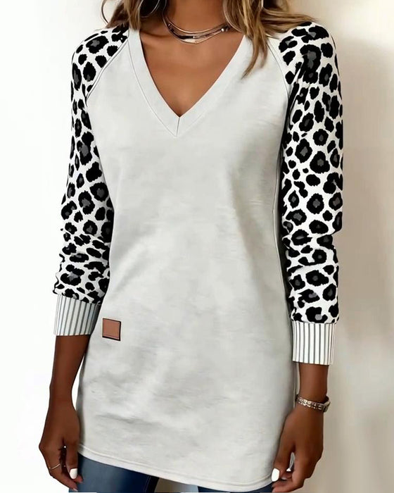 Midilange Sweatshirt mit V-Ausschnitt und Leopardenprint