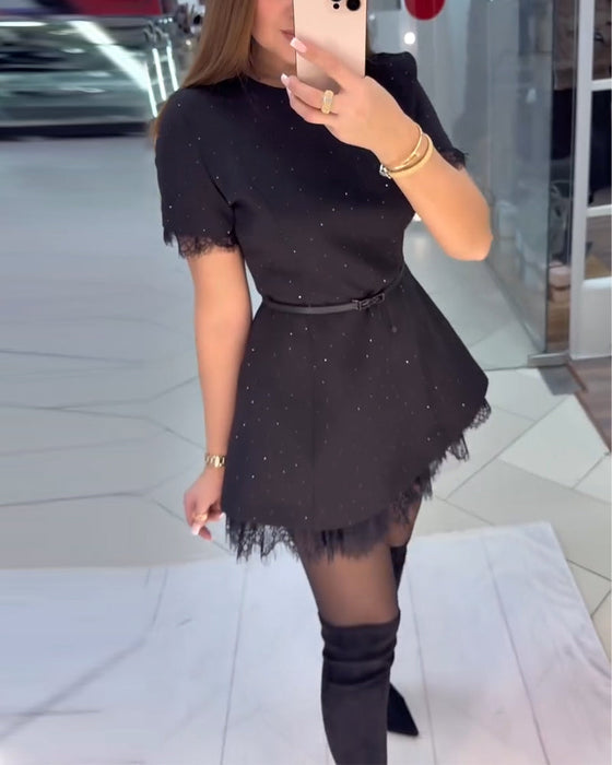 Funkelndes Spitzenkleid mit kurzen Ärmeln und A-Linie