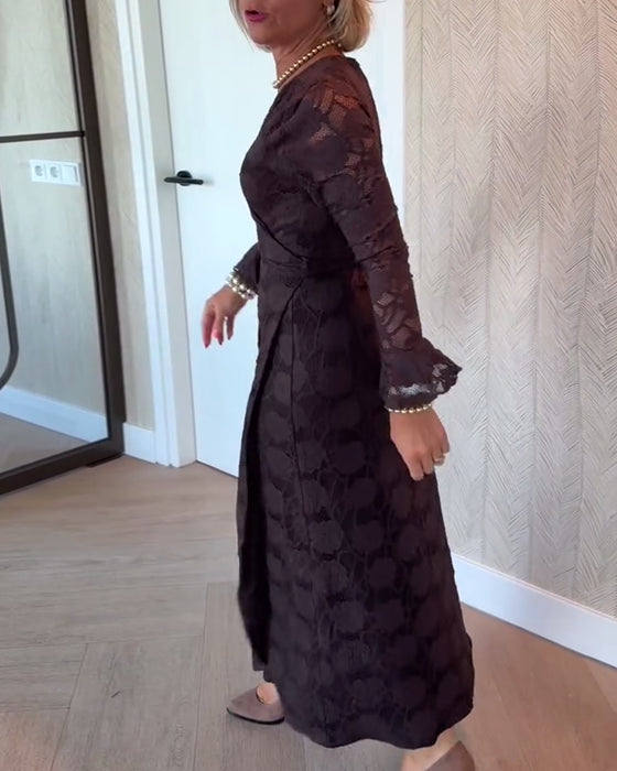 Modisches Kleid mit Trompetenärmeln und V-Ausschnitt