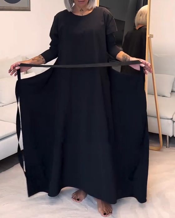 Modisches, einfarbiges, plissiertes kleid mit schnürung und rundhalsausschnitt