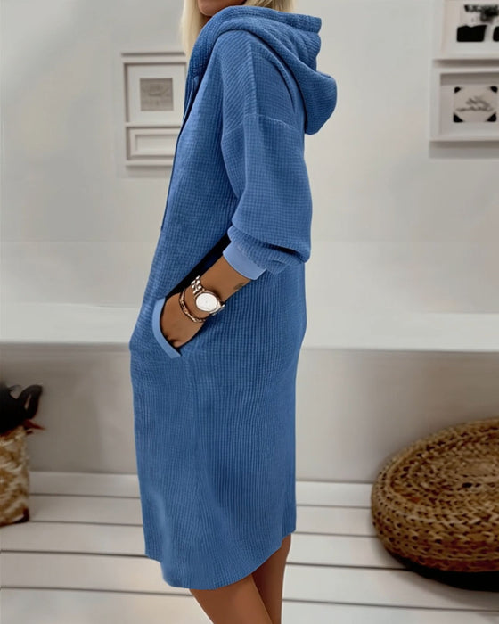 Kleid aus Fleece mit Waffelmuster mit Kapuze