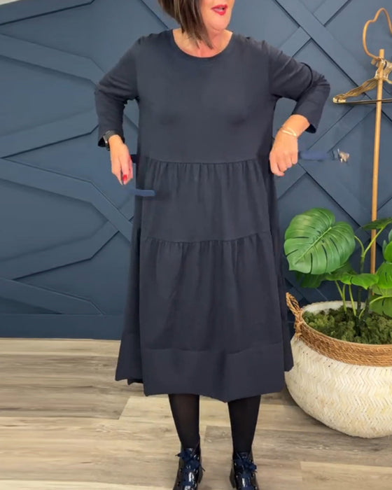 Lässiges einfarbiges patchwork-kleid mit rundhalsausschnitt