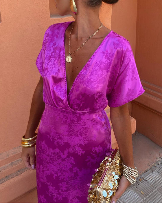 Einfarbiges, elegantes kleid mit tiefer v-taille
