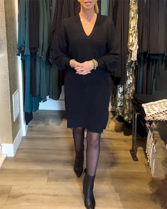 Einfarbiges Pulloverkleid mit V-Ausschnitt