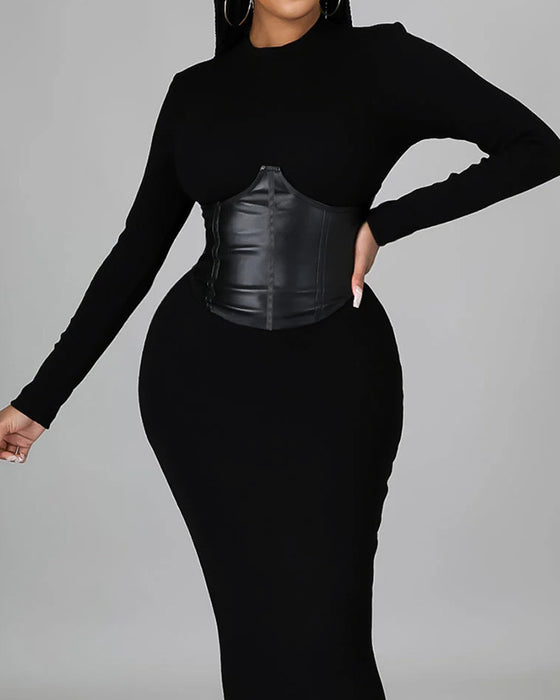 Kleid In Einfarbigem Design Mit Paneelen Und Körperbetonter Passform