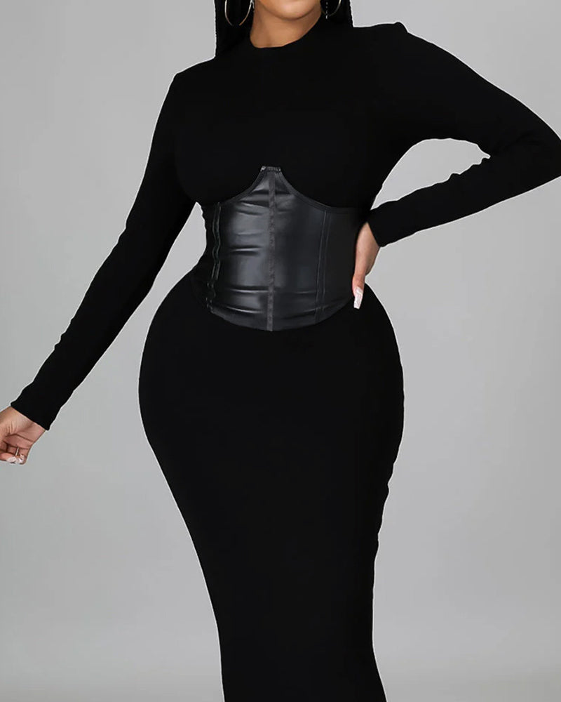 Kleid In Einfarbigem Design Mit Paneelen Und Körperbetonter Passform