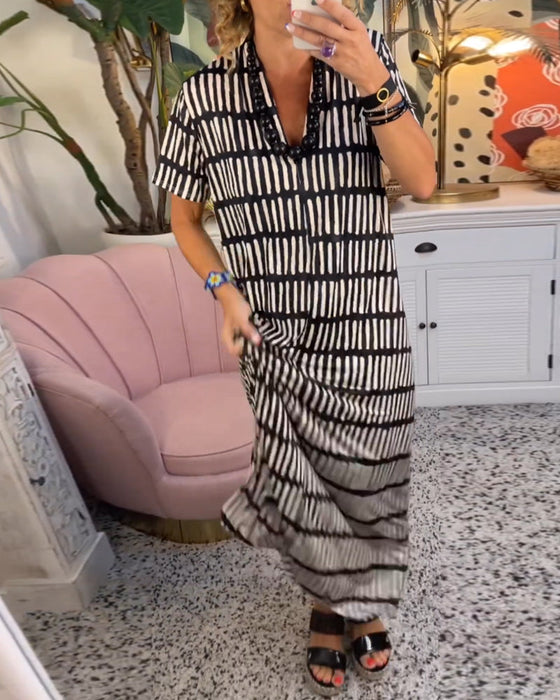 Bedrucktes, lässiges, langes Kleid mit kurzen Ärmeln