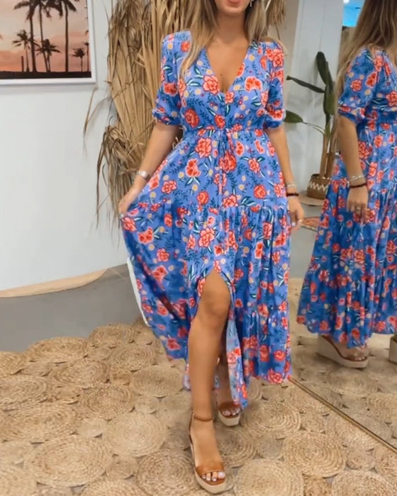 Kleid mit Rosendruck und Schlitzen