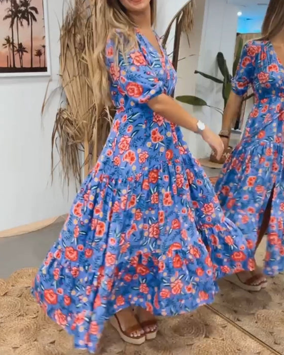 Kleid mit Rosendruck und Schlitzen