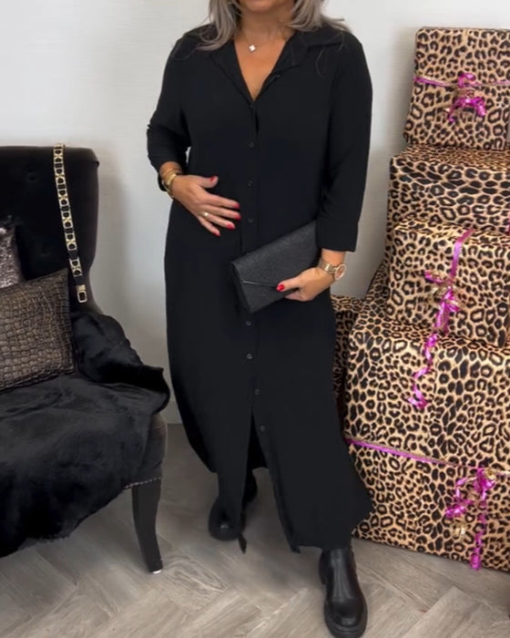 Kleid mit Knöpfen und V-Ausschnitt