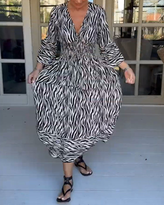 Gestreiftes Kleid mit V-Ausschnitt