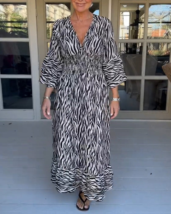 Gestreiftes Kleid mit V-Ausschnitt