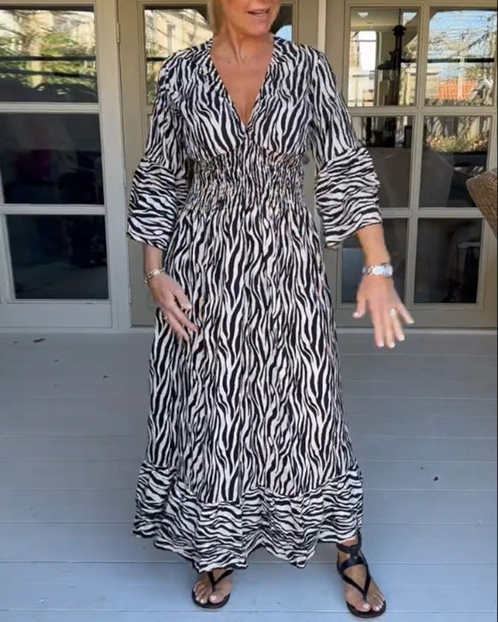 Gestreiftes Kleid mit V-Ausschnitt