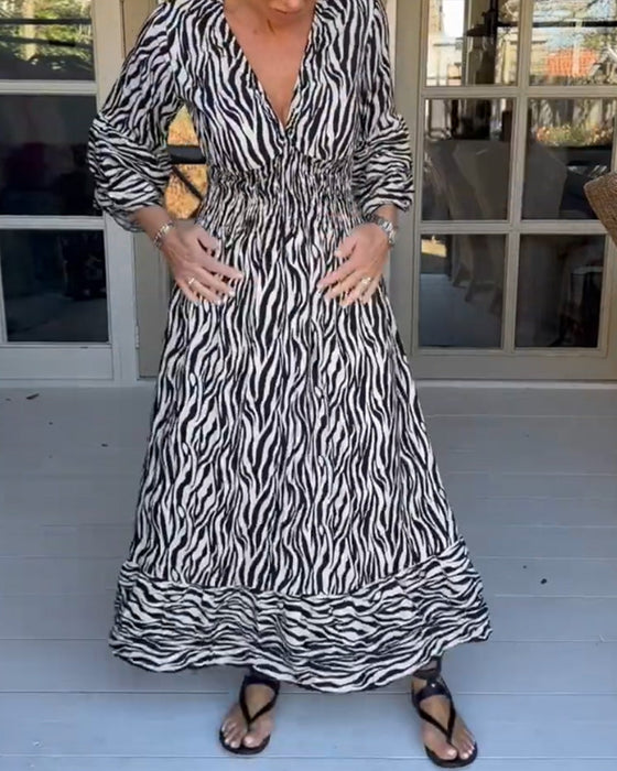 Gestreiftes Kleid mit V-Ausschnitt