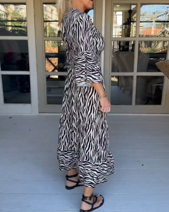Gestreiftes Kleid mit V-Ausschnitt