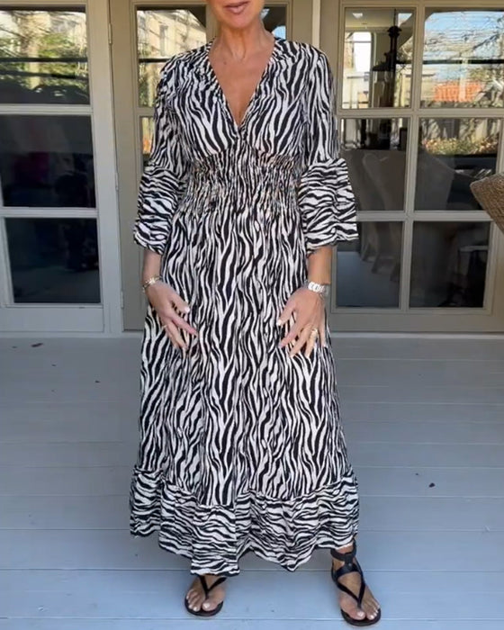 Gestreiftes Kleid mit V-Ausschnitt