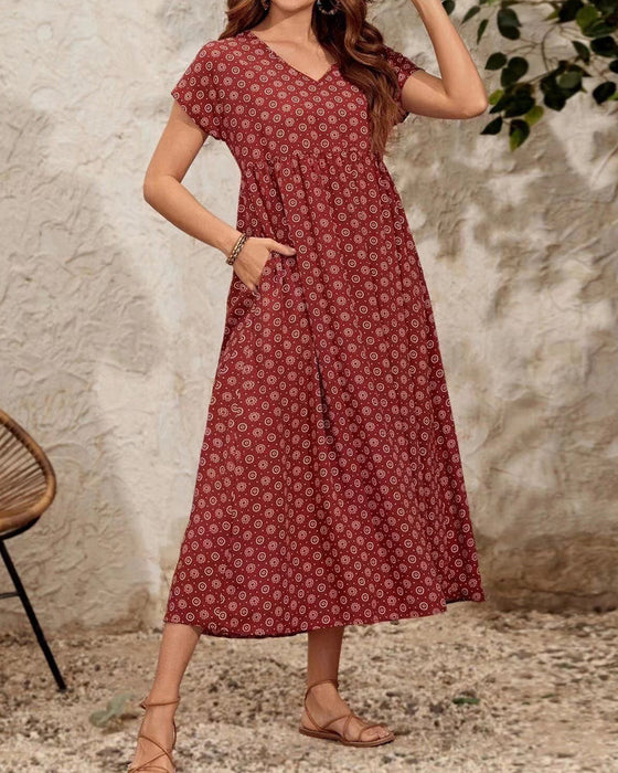 Langes Kleid mit V-Ausschnitt und kurzen Ärmeln