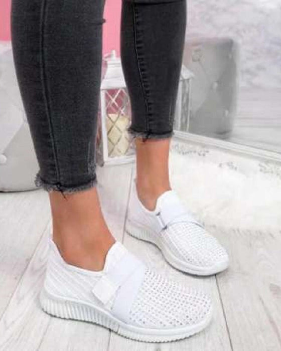 Einfarbige Turnschuhe mit Heißbohrung
