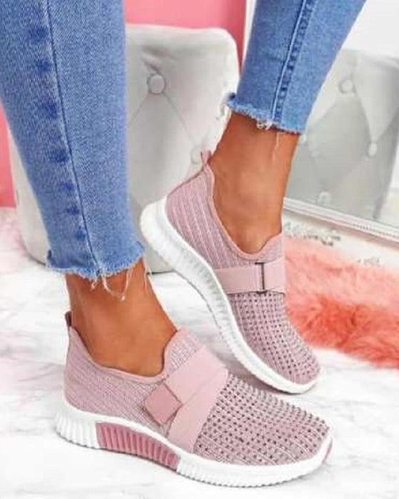 Einfarbige Turnschuhe mit Heißbohrung