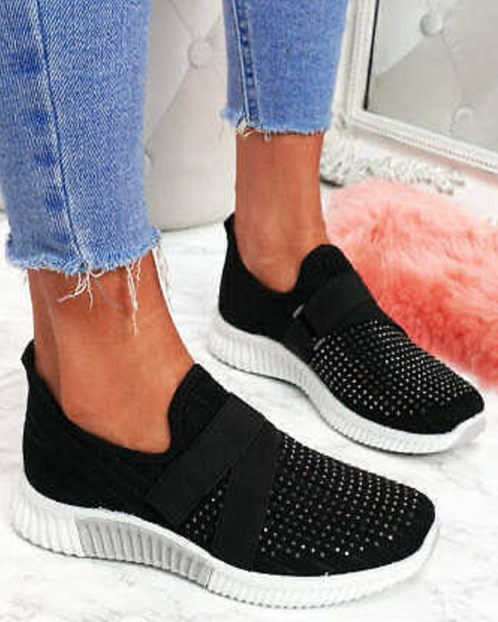 Einfarbige Turnschuhe mit Heißbohrung