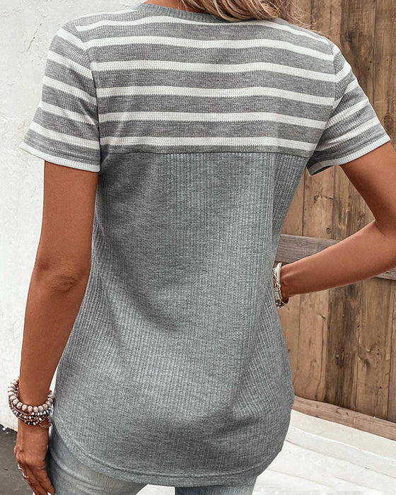 Kurzärmliges T-Shirt mit Streifendruck