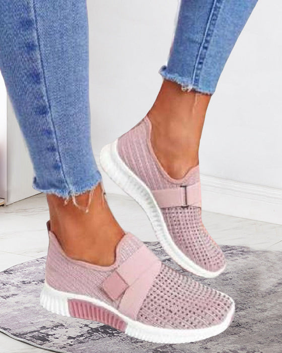 Einfarbige Turnschuhe mit Heißbohrung