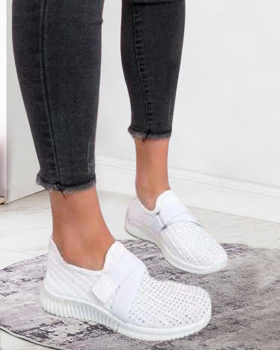 Einfarbige Turnschuhe mit Heißbohrung