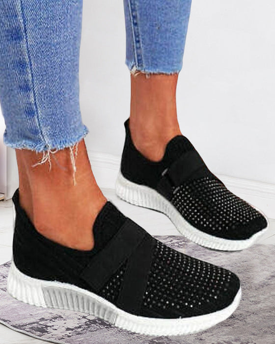 Einfarbige Turnschuhe mit Heißbohrung