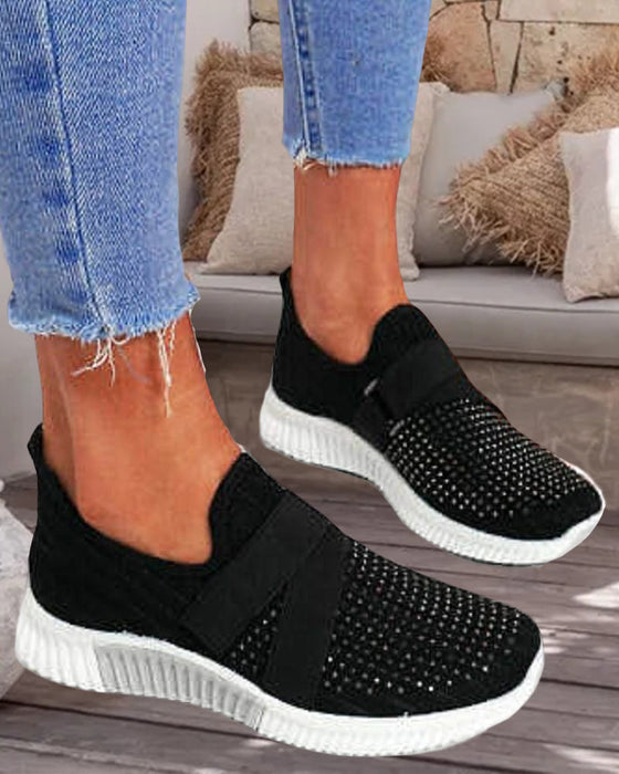 Einfarbige Turnschuhe mit Heißbohrung