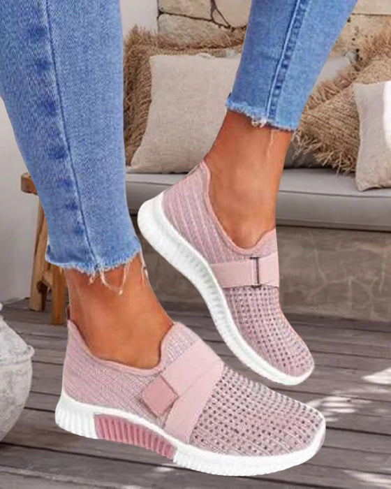 Einfarbige Turnschuhe mit Heißbohrung