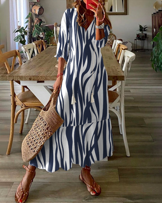 Bedrucktes Kleid mit V-Ausschnitt