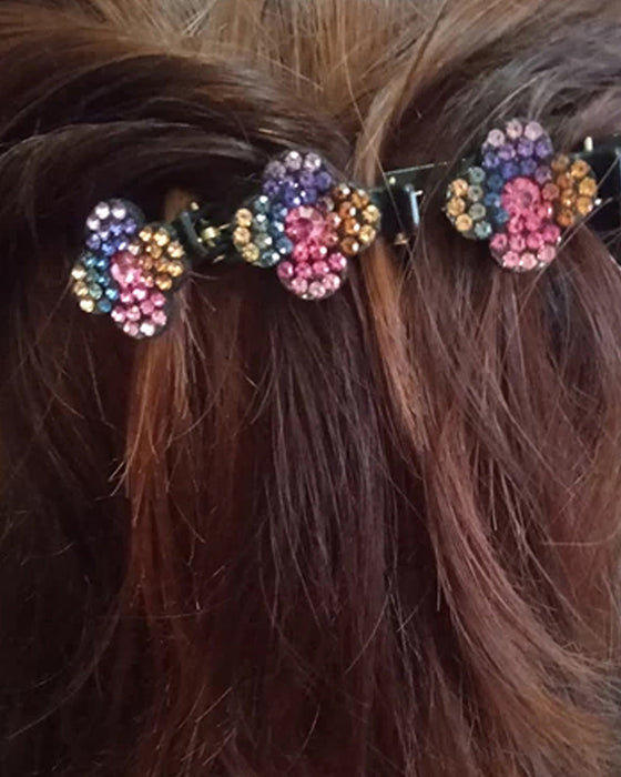 Eine Haarspange mit drei Blumen