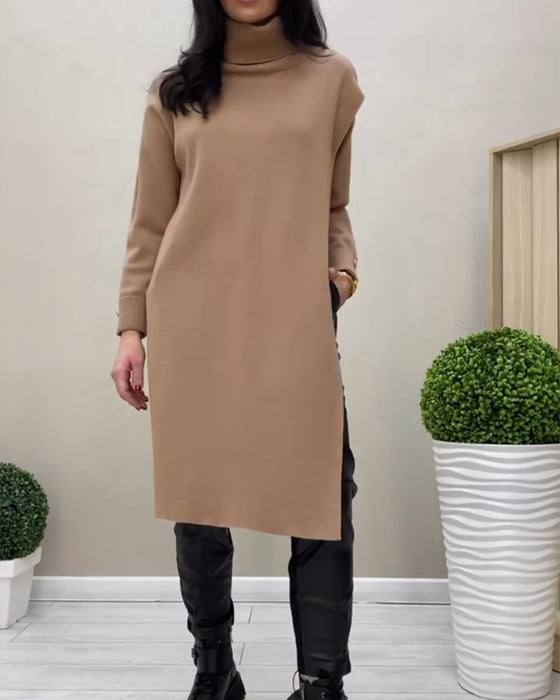 Rollkragenpulloverkleid mit seitlichem Schlitz