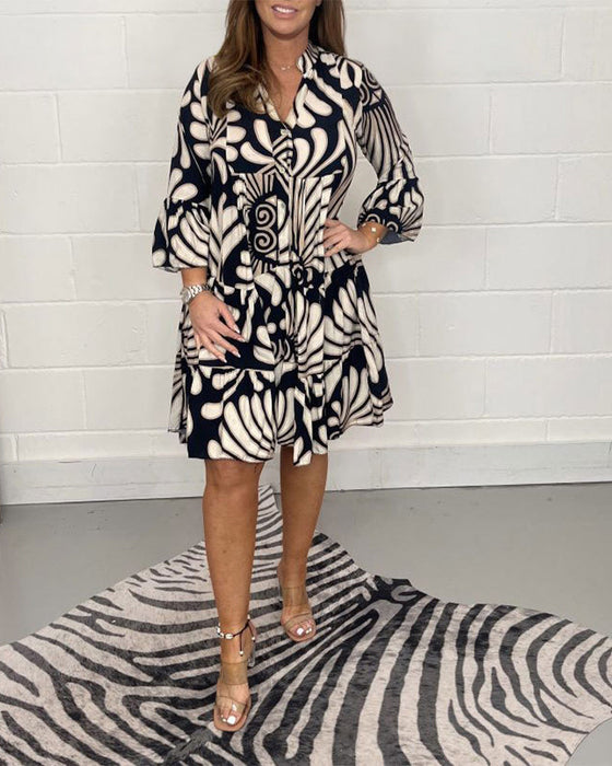 Bedrucktes Freizeitkleid mit V-Ausschnitt