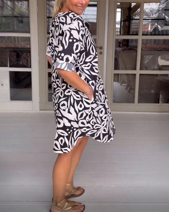 Bedrucktes Kleid mit V-Ausschnitt