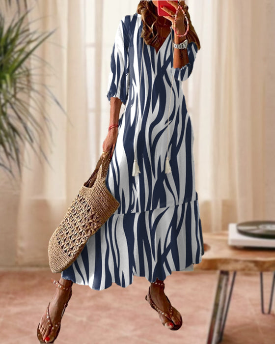 Bedrucktes Kleid mit V-Ausschnitt