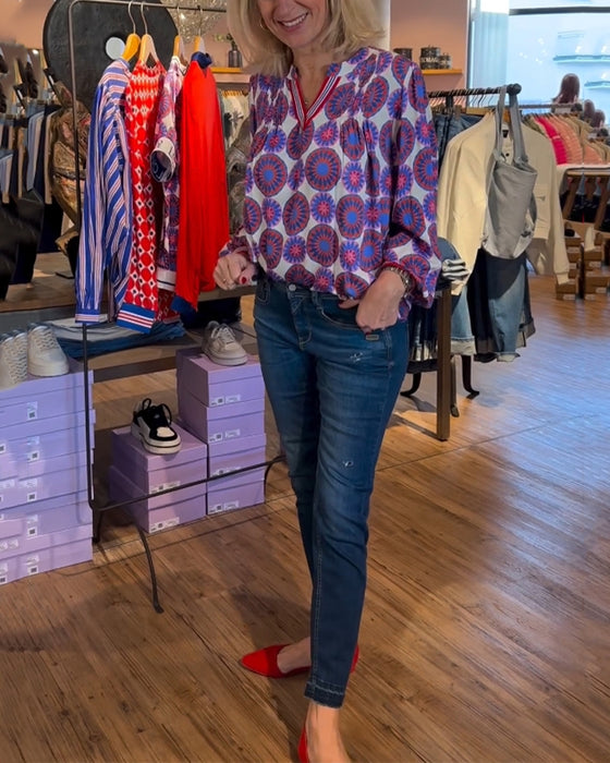 Elegante Bluse mit V-Ausschnitt und geometrischem Print