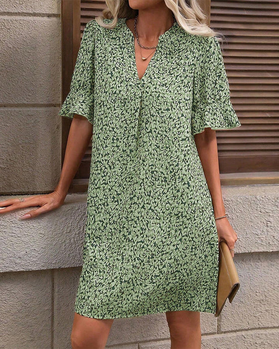 Elegantes bedrucktes Kleid mit V-Ausschnitt