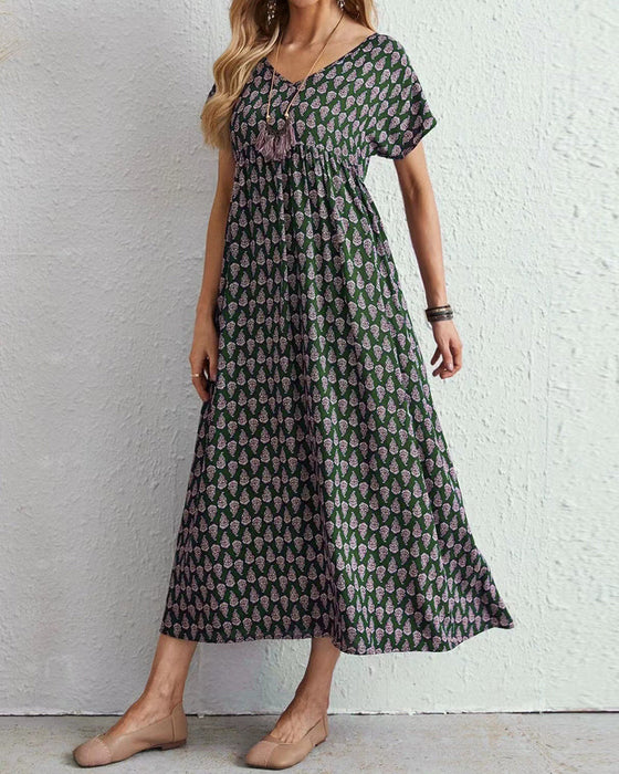 Langes Kleid mit V-Ausschnitt und kurzen Ärmeln