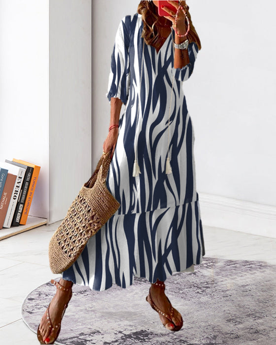 Bedrucktes Kleid mit V-Ausschnitt