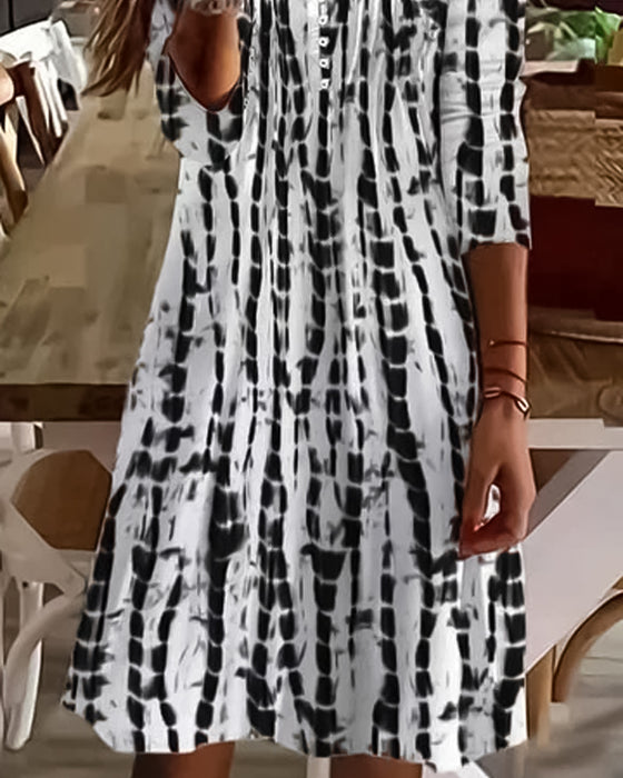 Bedrucktes Kleid mit V-Ausschnitt und Knöpfen